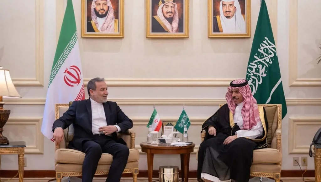 اتّصال بين عراقجي وبن فرحان... "تحذير من التصعيد"