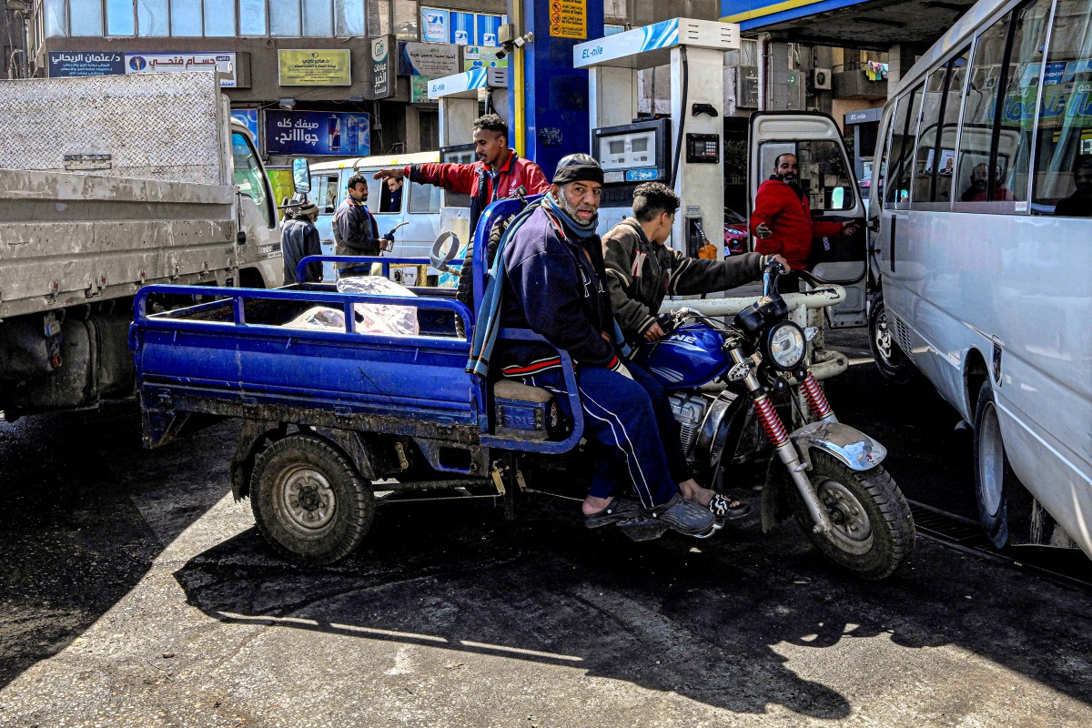 عربة توك توك في محطة وقود في الجيزة لتعبئة خزان الوقود الخاص بها في 10 آذار/مارس 2026 (أ ف ب)