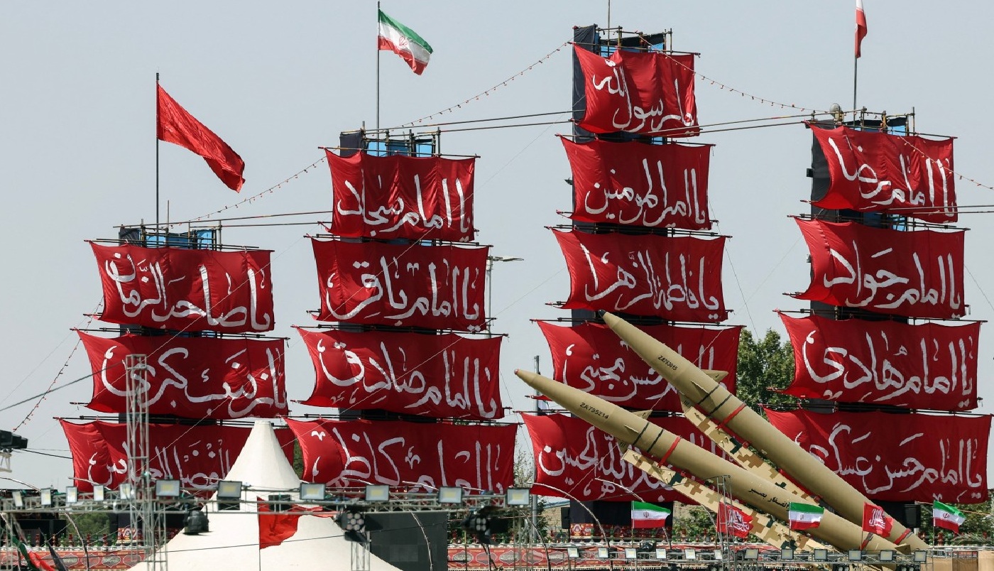 عرض صواريخ ذوالفقار الإيرانية الصنع في ساحة آزادي في طهران (أ ف ب)