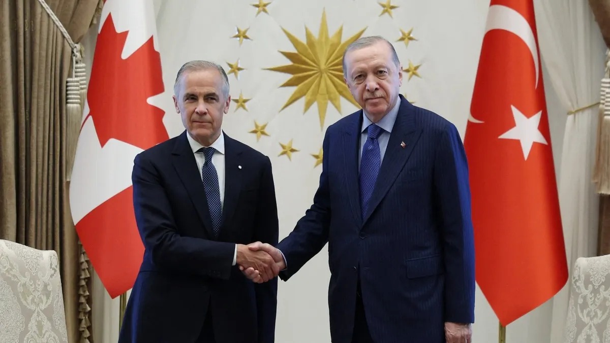 أردوغان مستقبلاً كارني على هامش قمة الناتو في أنقرة في 7 يوليو 2026 (رويترز)