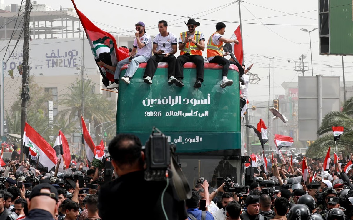 لاعبو العراق يطوفون بين الجماهير في بغداد بعد التأهل إلى المونديال. (وكالات)