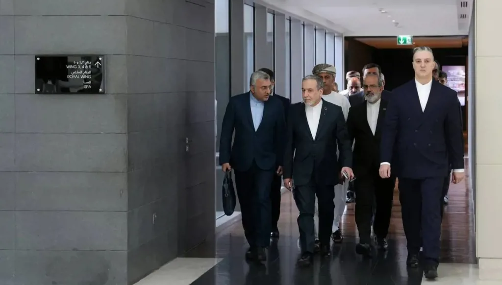 عُمان: مفاوضات حافة الهاوية قد يودي بها أي سوء التقدير