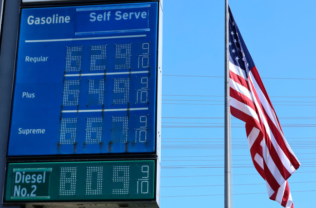 أسعار البنزين المرتفعة في محطة وقود شيفرون في كاليفورنيا، الولايات المتحدة (أ ف ب)