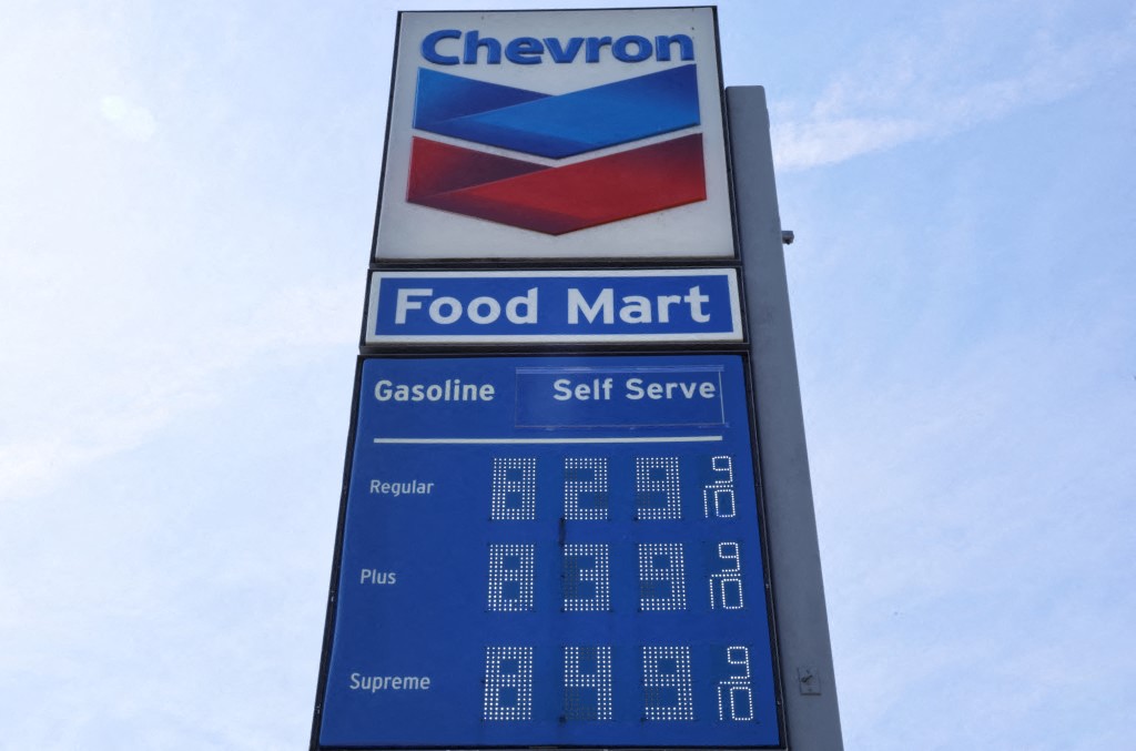 أسعار البنزين المرتفعة في محطة وقود شيفرون في لوس أنجلوس، كاليفورنيا في 9 نيسان/أبريل 2026 (أ ف ب)