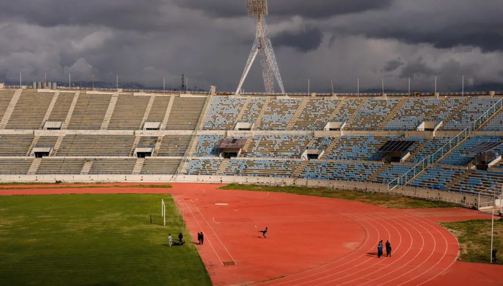 ملعب مدينة كميل شمعون الرياضية في بيروت يستقبل العائلات النازحة (صور)