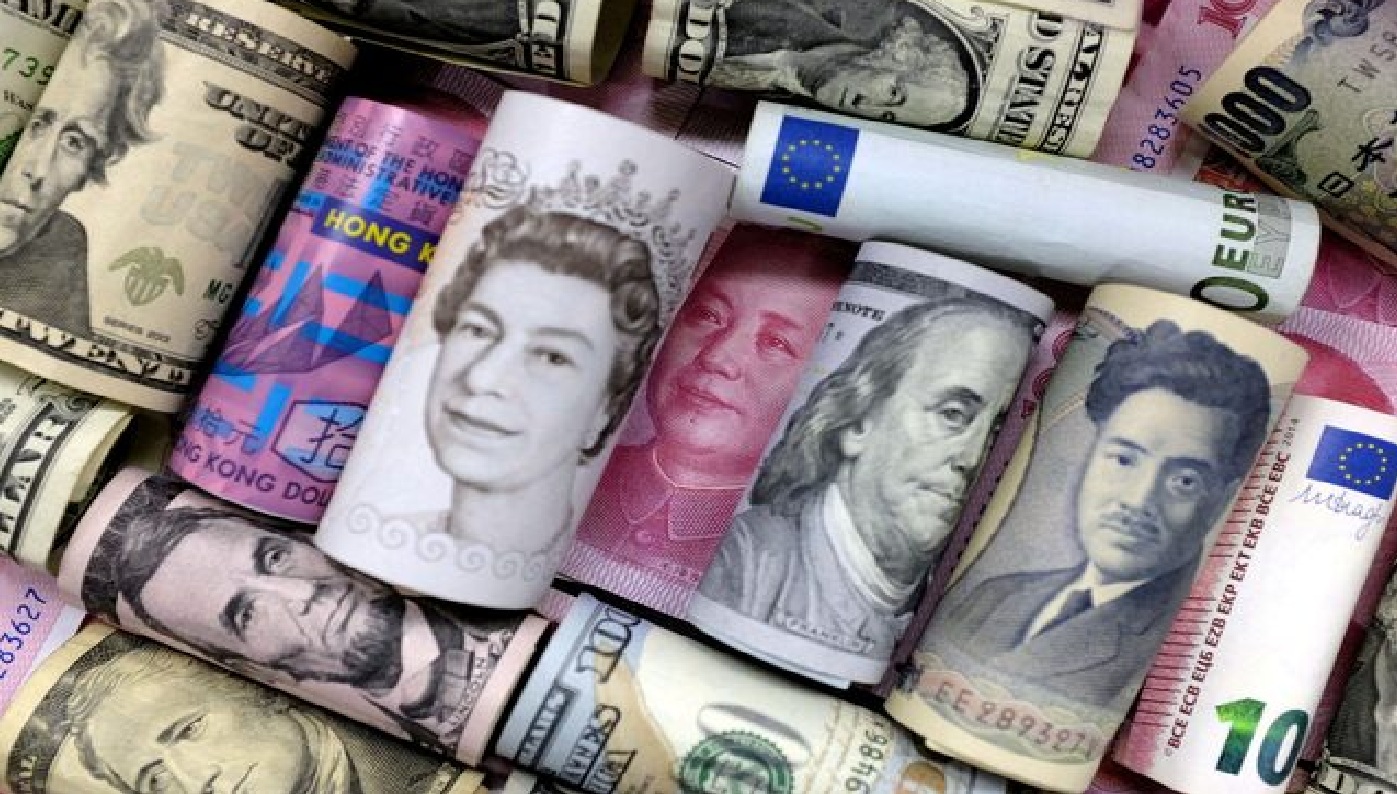 أوراق نقدية من الدولار الأمريكي والفرنك السويسري والجنيه الإسترليني واليورو (رويترز)