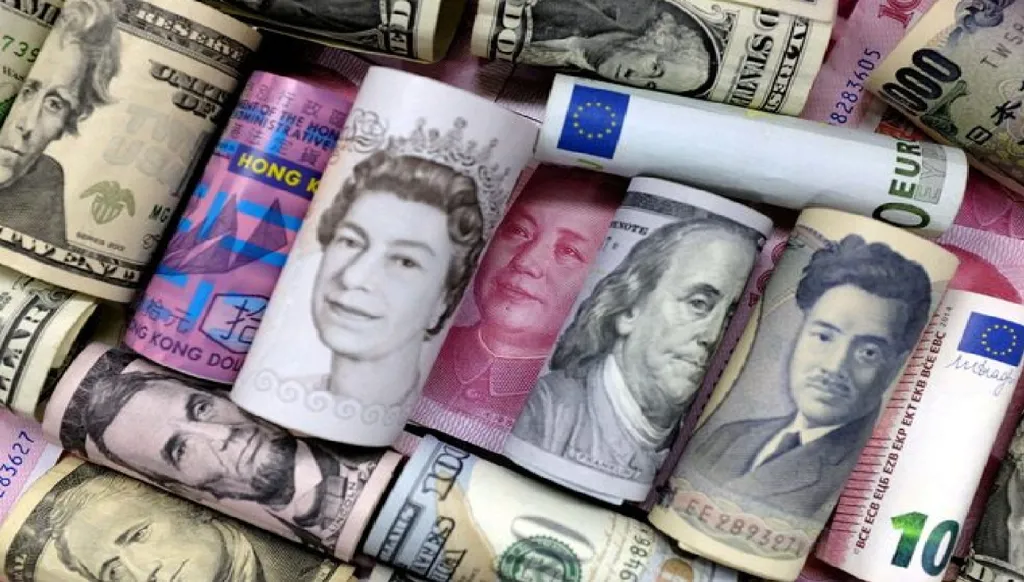 الدولار يقترب من أدنى مستوى في 10 أيام ولا متنفس للين رغم رفع الفائدة
