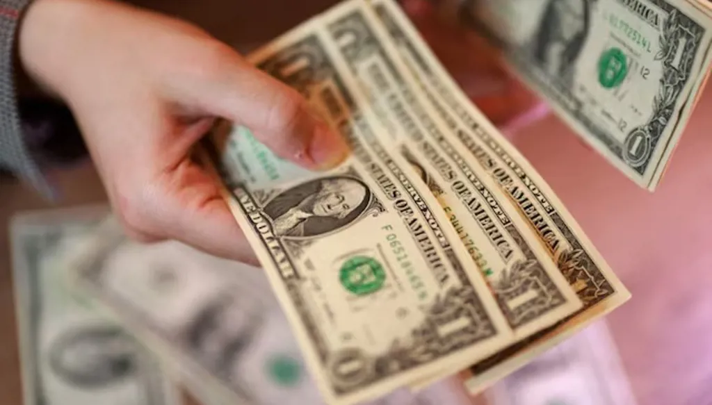 تراجع الدولار الأميركي مع ترقب بيانات التضخم وأسعار الفائدة