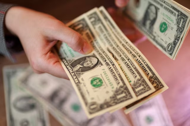 أوراق نقدية من الدولار الأميركي (رويترز)