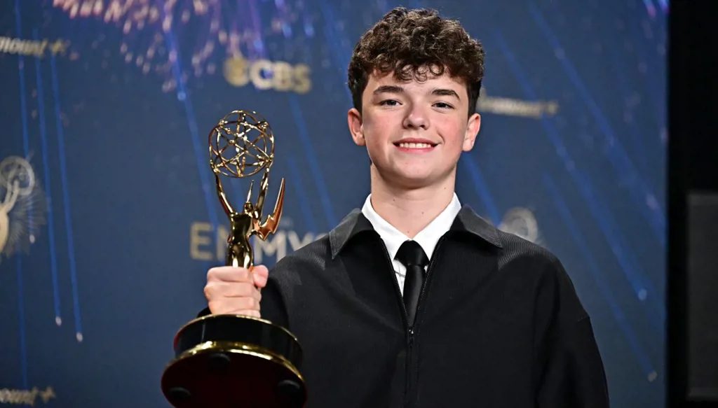نجم مسلسل "أدوليسانس" يكسر رقماً قياسياً في جوائز إيمي (فيديو)