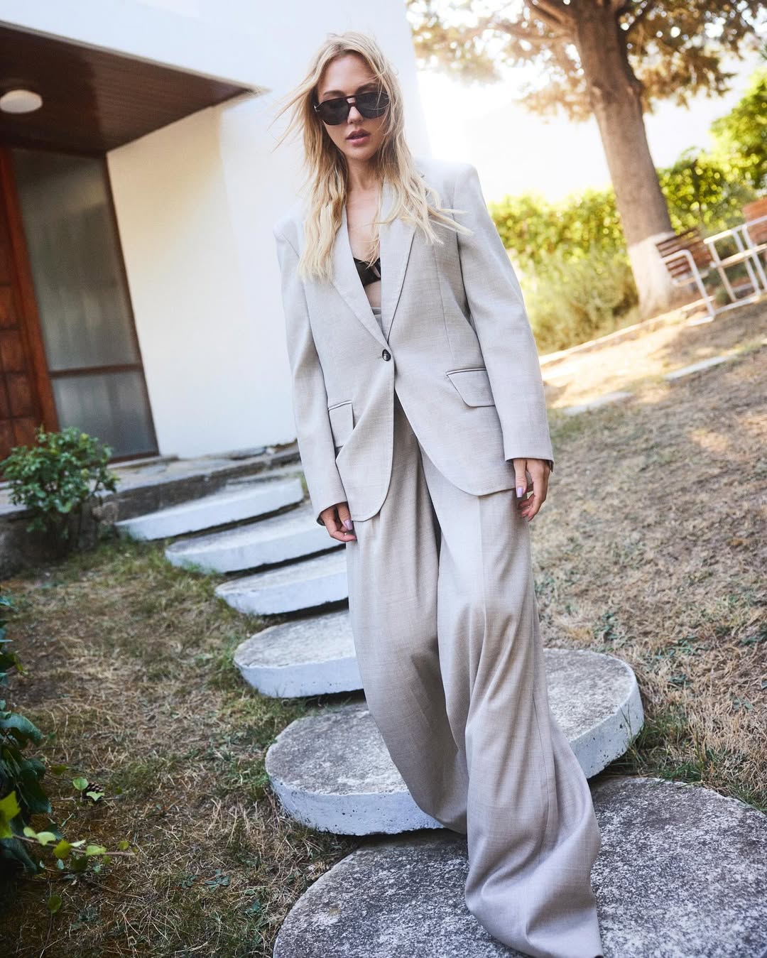 ميريام أوزرلي ببدلة مونوكرومية رائجة (إنستغرام)