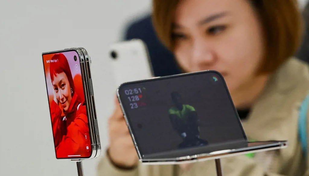 "آيفون Duo" القابل للطي يثير الانتقادات... 4 ميزات تخطط "آبل" لإضافتها