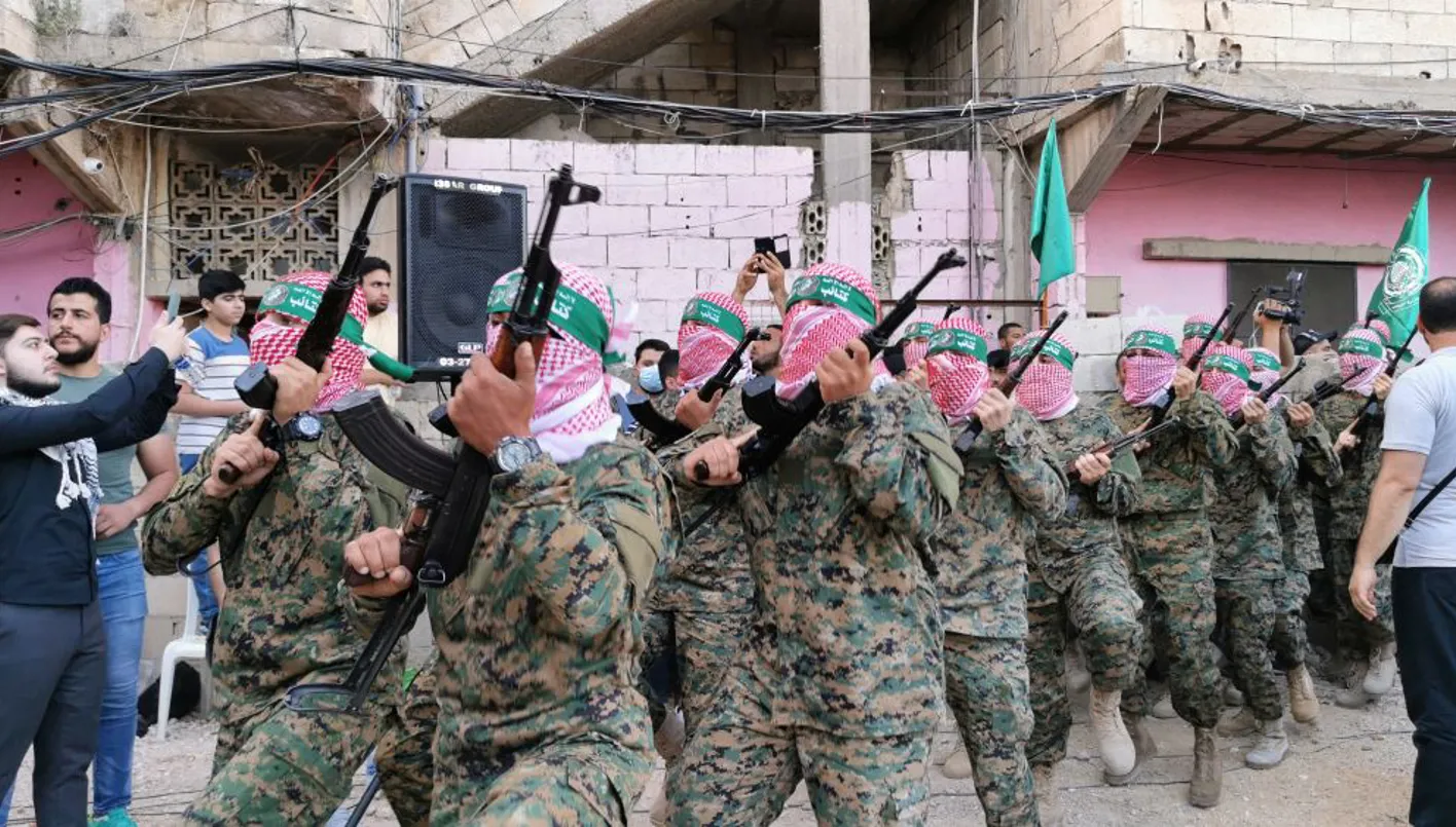 إلى المسؤولين: لا تتذرعوا بالحرب  للتباطؤ في نزع سلاح الفلسطينيين والحزب!