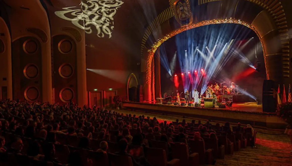 مهرجان أبوظبي 2025: إبداع وتنوع ثقافي على مسرح العاصمة الإماراتية