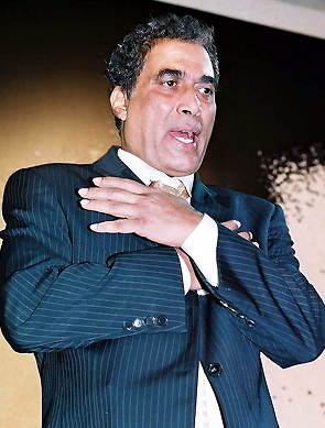 الممثل الراحل أحمد زكي.
