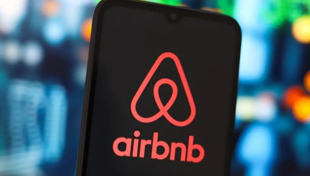 Airbnb تطور تطبيقاً ذكياً لتخطيط الرحلات