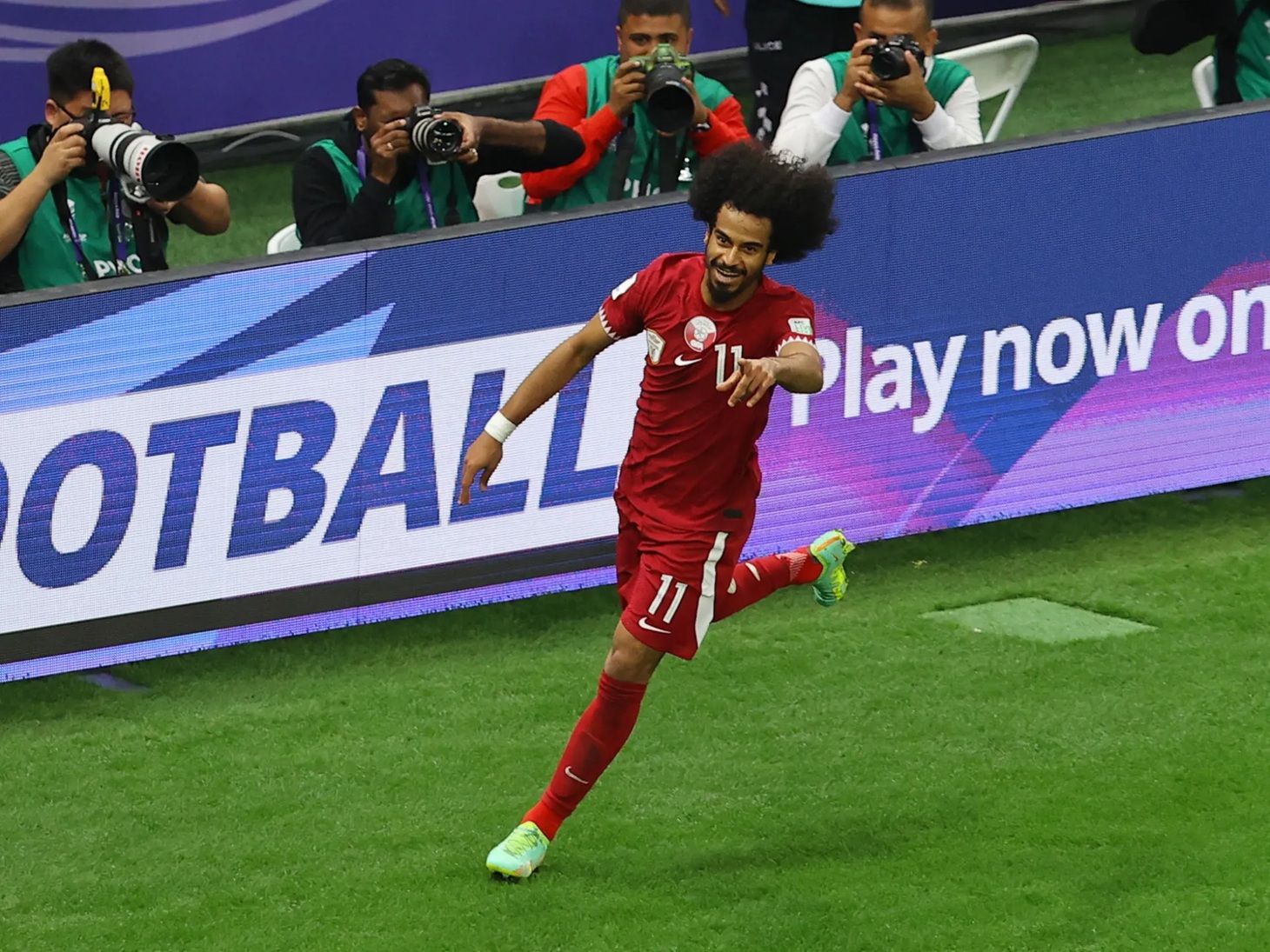 نجم منتخب قطر أكرم عفيف. (وكالات)