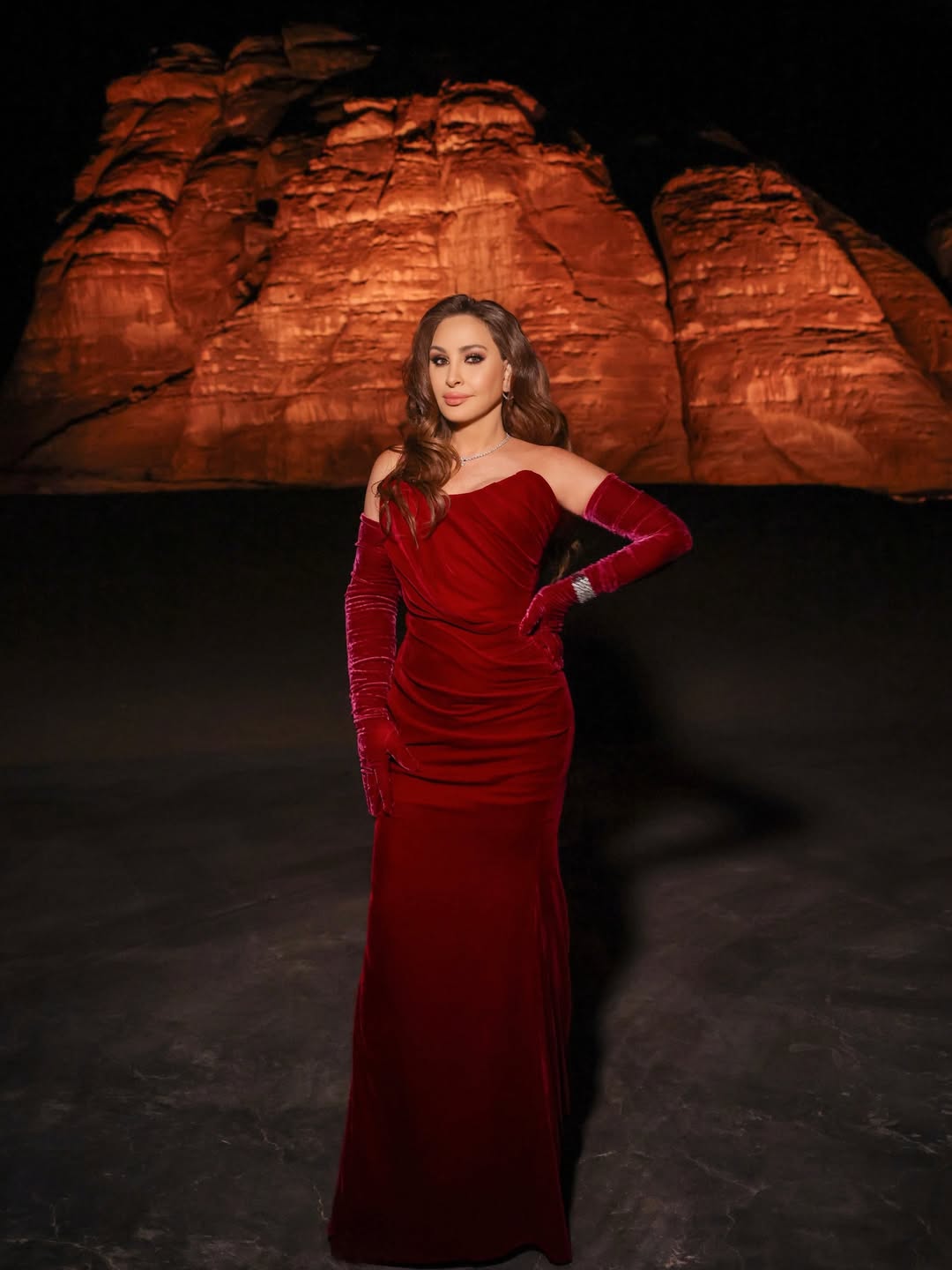 إليسا في العلا بفستان مخملي رومانسي (انستغرام)