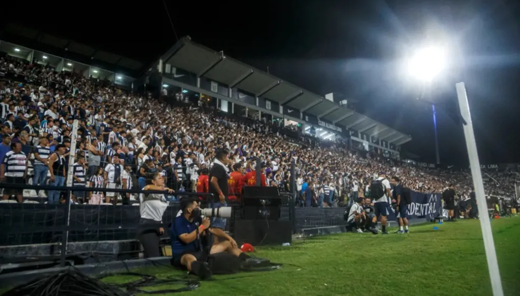 من احتفال إلى مأساة... قتيل وعشرات المصابين في ملعب أليانزا ليما (فيديو)