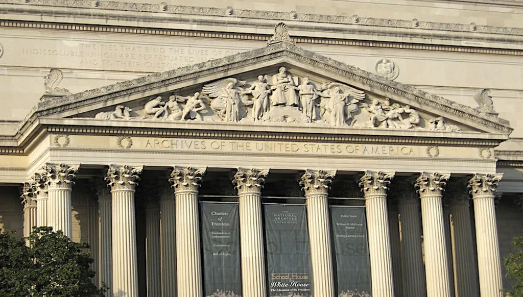 إدارة ترامب تعزل كبار المسؤولين في إدارة المحفوظات والسجلات الوطنية