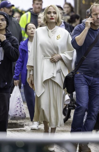 انجلينا جولي بلوك اسكندنافي مع الشعر الاشقر الكاريه (انترنت)