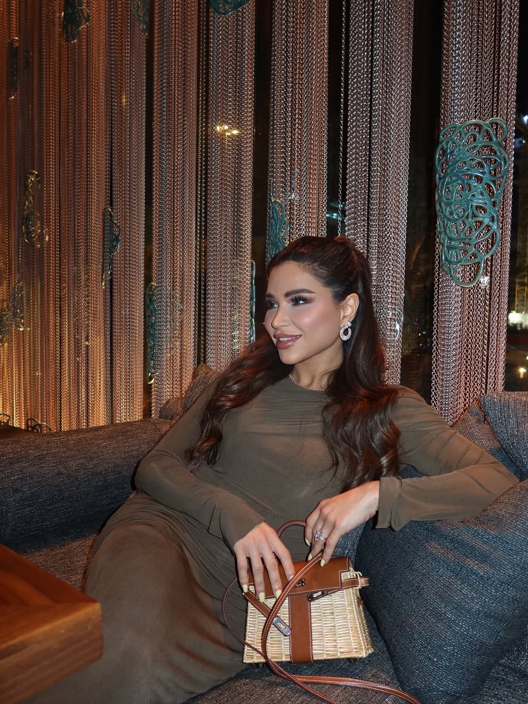 نهى نبيل تتألّق بموضة المونوكروم والحقيبة الرافيا (انستغرام)