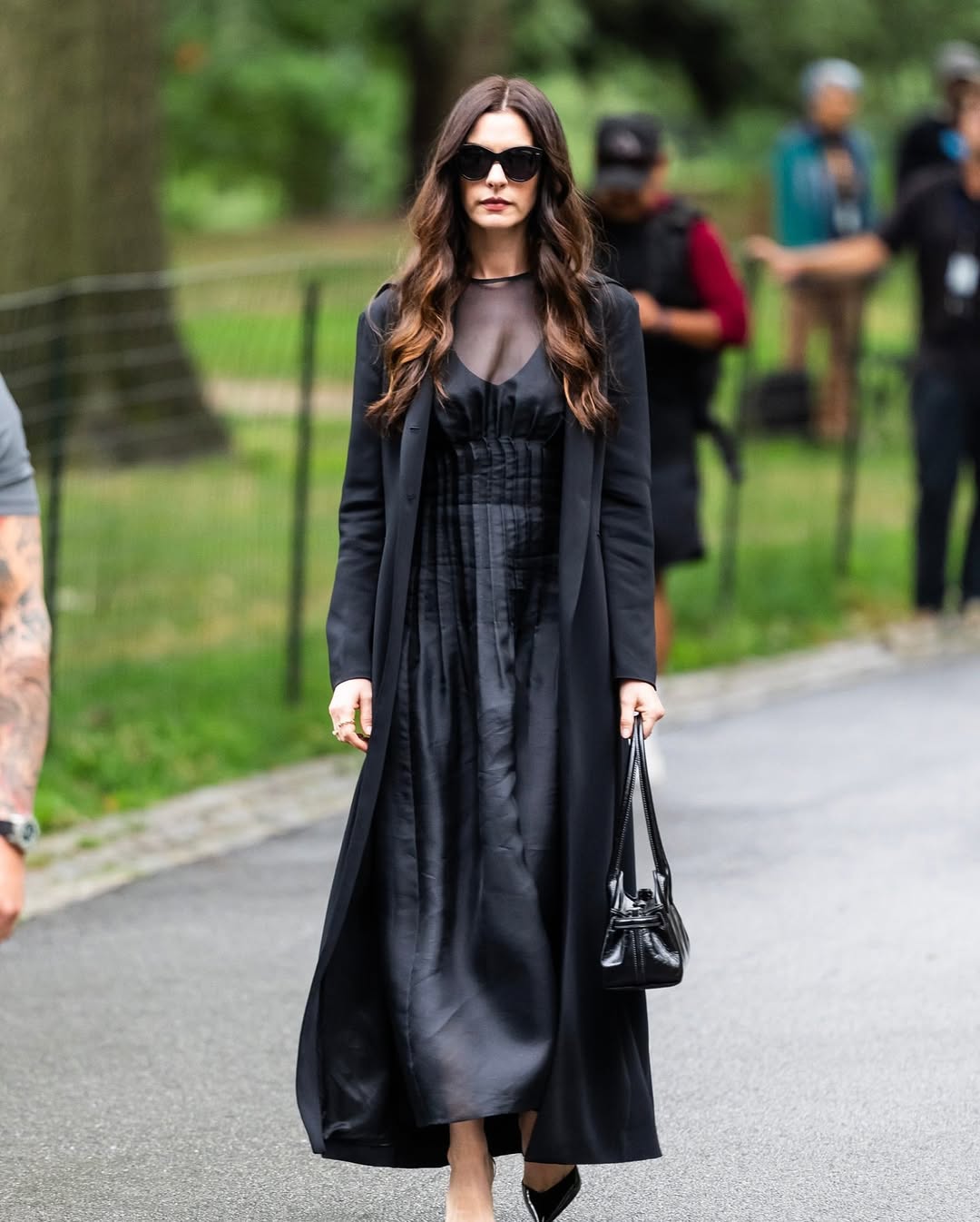 آن هاثاواي تتألق بكعب عالٍ مدبّب في كواليس The Devil Wears Prada 2 (انستغرام)