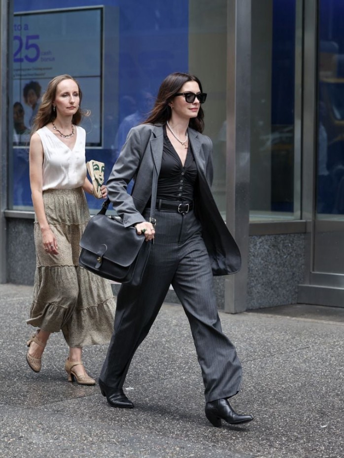 البدلة الرسمية بأسلوب آن هاثاواي خلال تصوير The Devil wears Prada 2  (إنترنت)