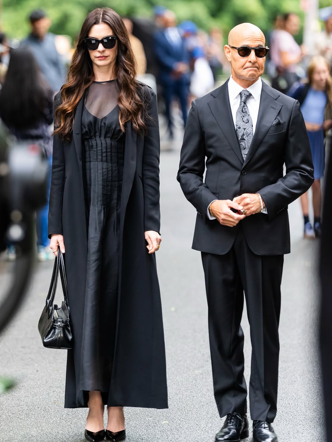 آن هاثاواي الى جانب ستانلي توتشي في كواليس the devil wears prada 2 (انستغرام)