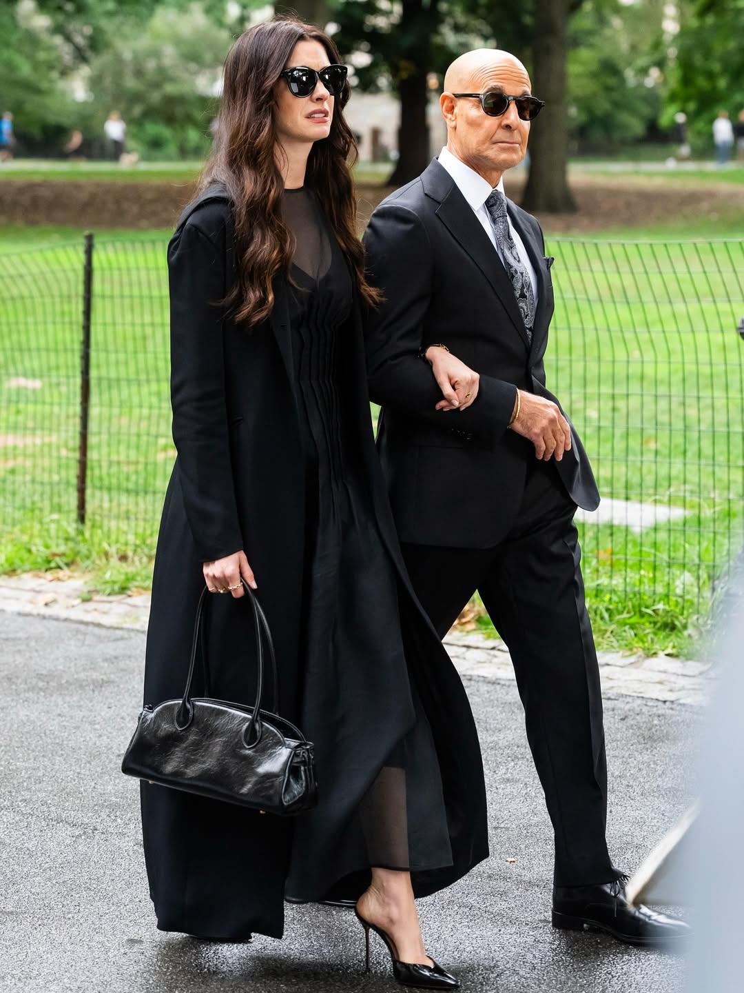 آن هاثاواي بالفستان الاسود من كواليس the devil wears prada 2 (انستغرام)