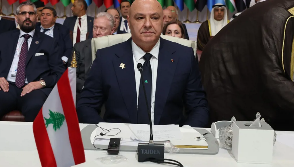 عون: أعتذرُ منك، أخي سمو الأمير تميم، ومنكم إخوتي رؤساء الوفود، عن عدم تكرار مفردات الإدانة ولازمات التنديد والشجب