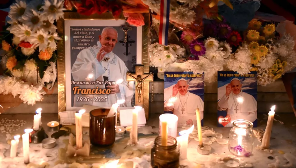 إضاءة شموع للبابا فرنسيس (أ ف ب)‏