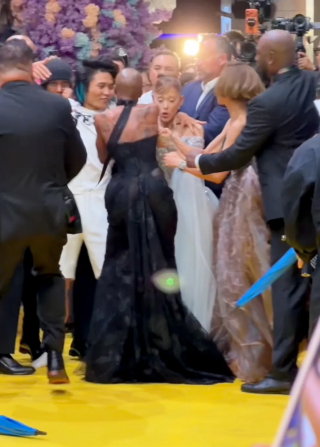 معجب يندفع نحو أريانا غراندي خلال عرضها في سنغافورة. (المصدر: Belle Phai / TikTok)