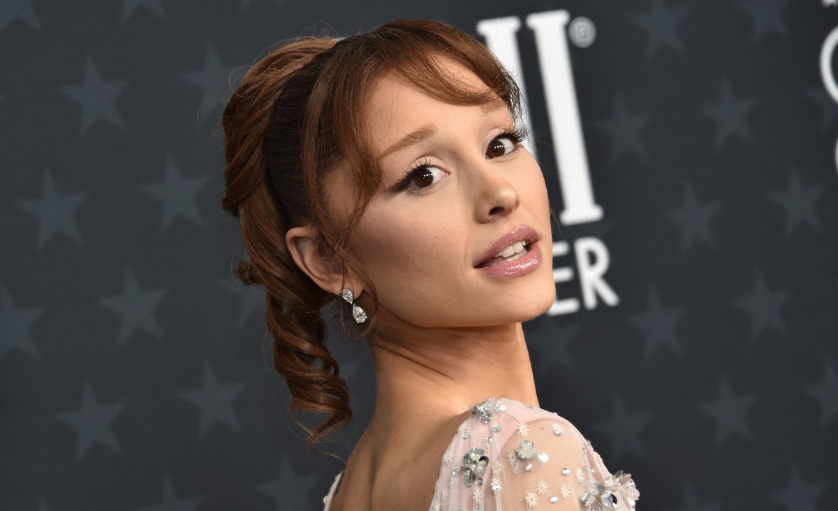 اريانا غراندي بتسريحة الشعر المرفوع والآيلاينر الممدود في حفل جوائز النقاد 2026 (أ.ف.ب)