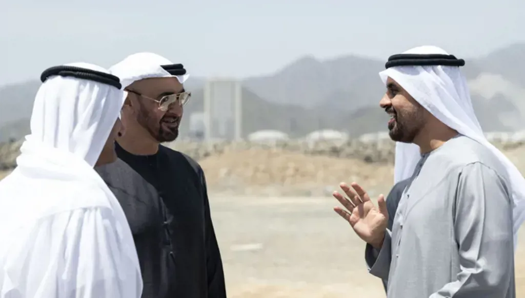 Le président des Émirats arabes unis passe en revue les priorités de développement et visite le port de Fujaïrah lors d'une tournée de travail