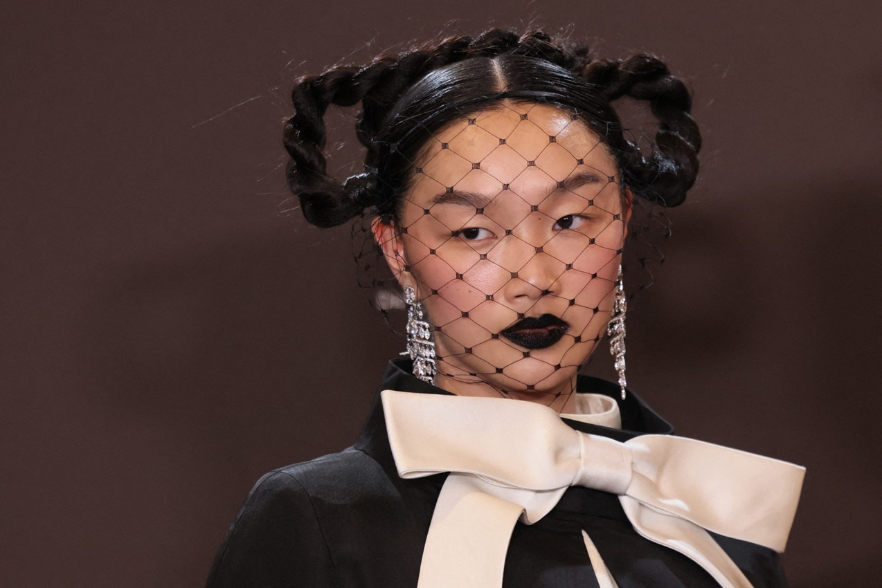 أودري نونا بمكياج وشعر كوري مبتكر في غولدن غلوب 2026 (أ.ف.ب)