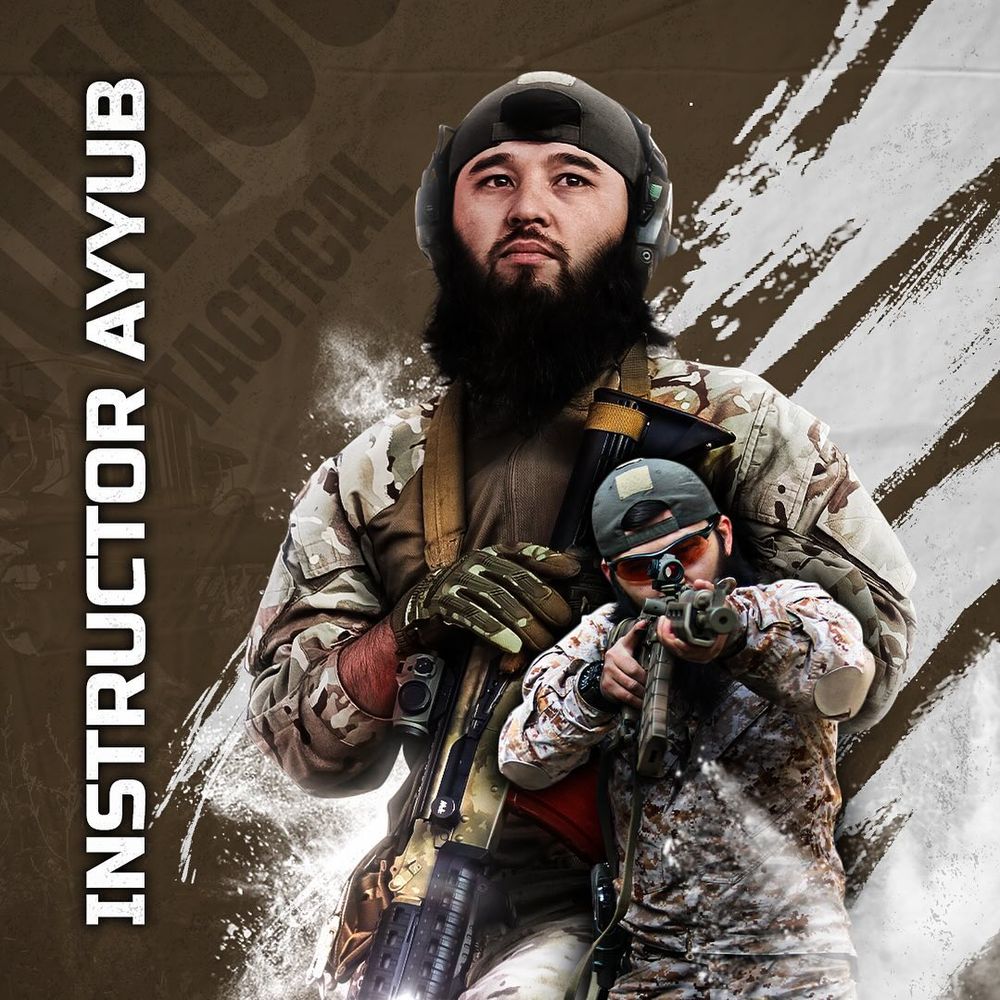 مدرب العمليات القتالية في شركة مهاجر تاكتيكال، هوك أيوب، مستعرضا بندقيته المعدلة (ar.syriaaccountability.org)