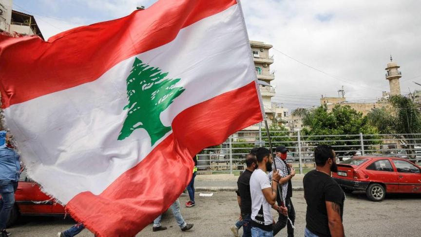 مواطنون يرفعون العلم اللبناني (انترنت).