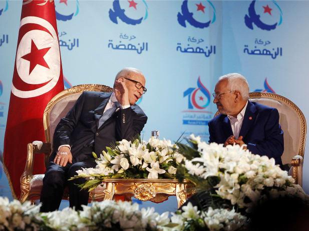 الرئيس التونسي الراحل الباجي قائد السبسي ورئيس حركة النهضة راشد الغنوشي خلال مؤتمر للحركة في تونس، 2016. (رويترز)