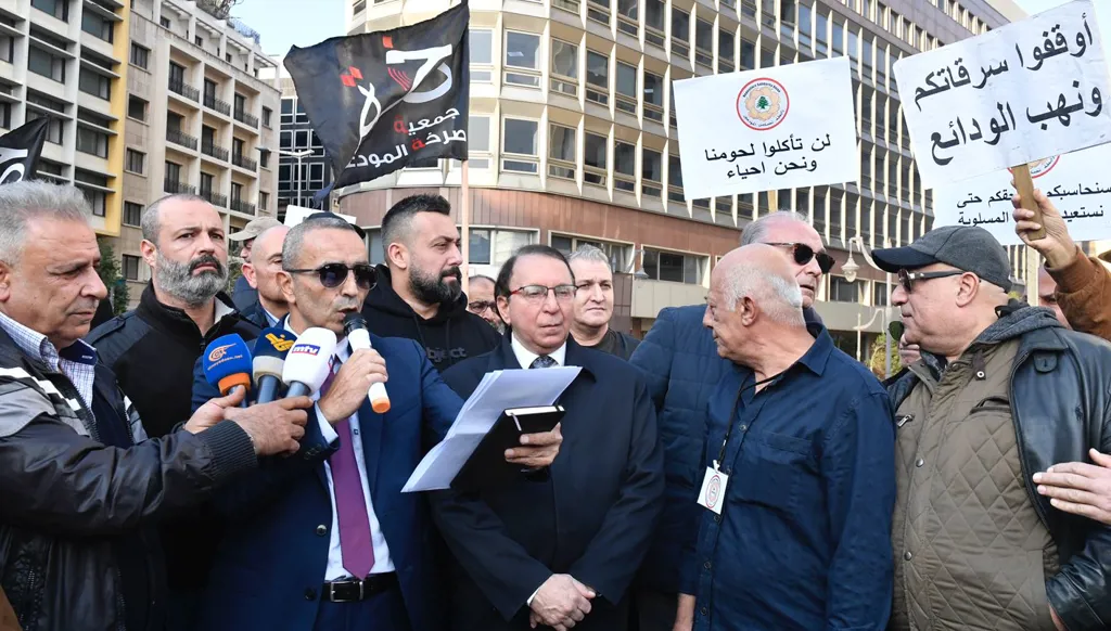 جلسة حكومية برئاسة ميقاتي في السرايا... ووقفة لجمعية المودعين (صور)