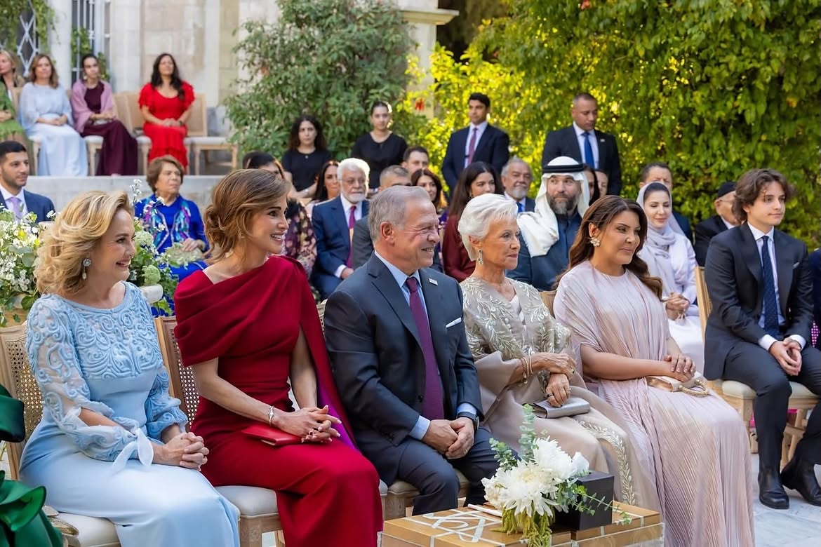 الملك عبدالله والملكة رانيا عقد قران الأميرة سارة بنت فيصل في قصر زهران (انستغرام)
