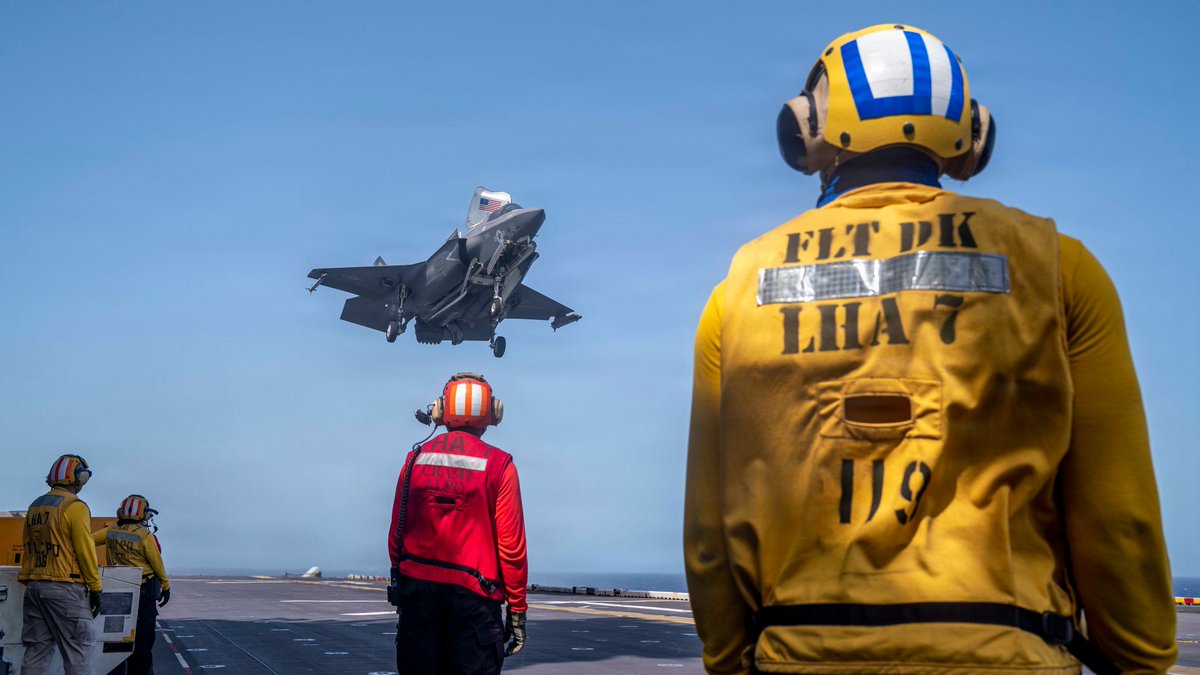 بحارة أميركيون يراقبون طائرة مقاتلة من طراز F-35B وهي تهبط على سطح حاملة الطائرات يو إس إس تريبولي في 30 مايو 2026 (سنتكوم)