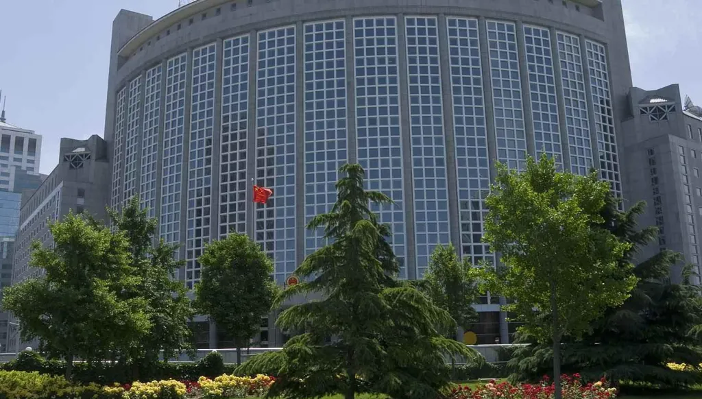 الصين تفرض عقوبات على أفراد وشركات أميركية