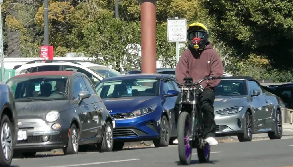 نجل أنجلينا جولي وبراد بيت يصطدم بسيارة مجدداً (فيديو)