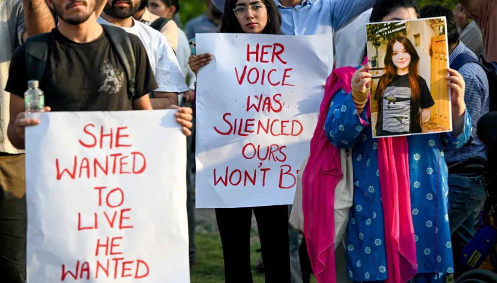 مقتل نجمة شهيرة على "تيك توك" في باكستان يُشعل القلق بين النساء الباكستانيات