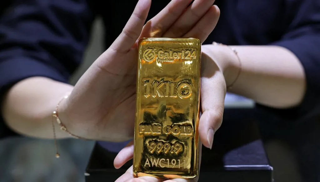 الذهب يتراجع... كم بلغ سعر الأونصة؟