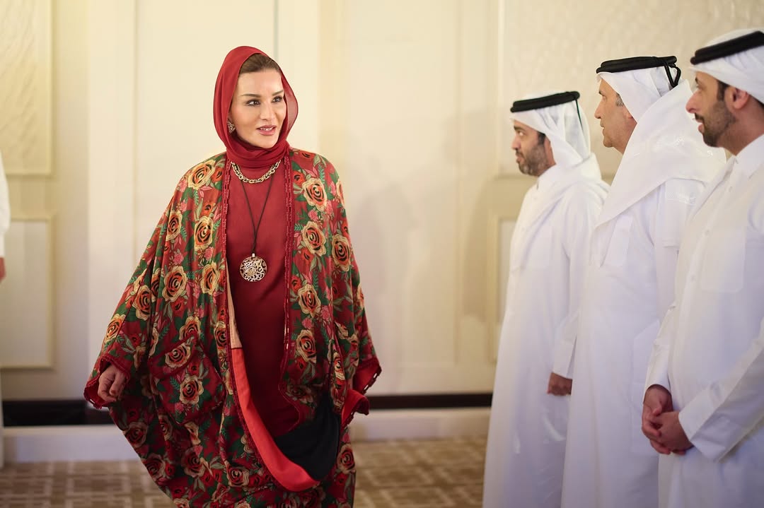 الشيخة موزة تتألّق بالألوان الرائجة في ربيع وصيف 2026 (انستغرام)