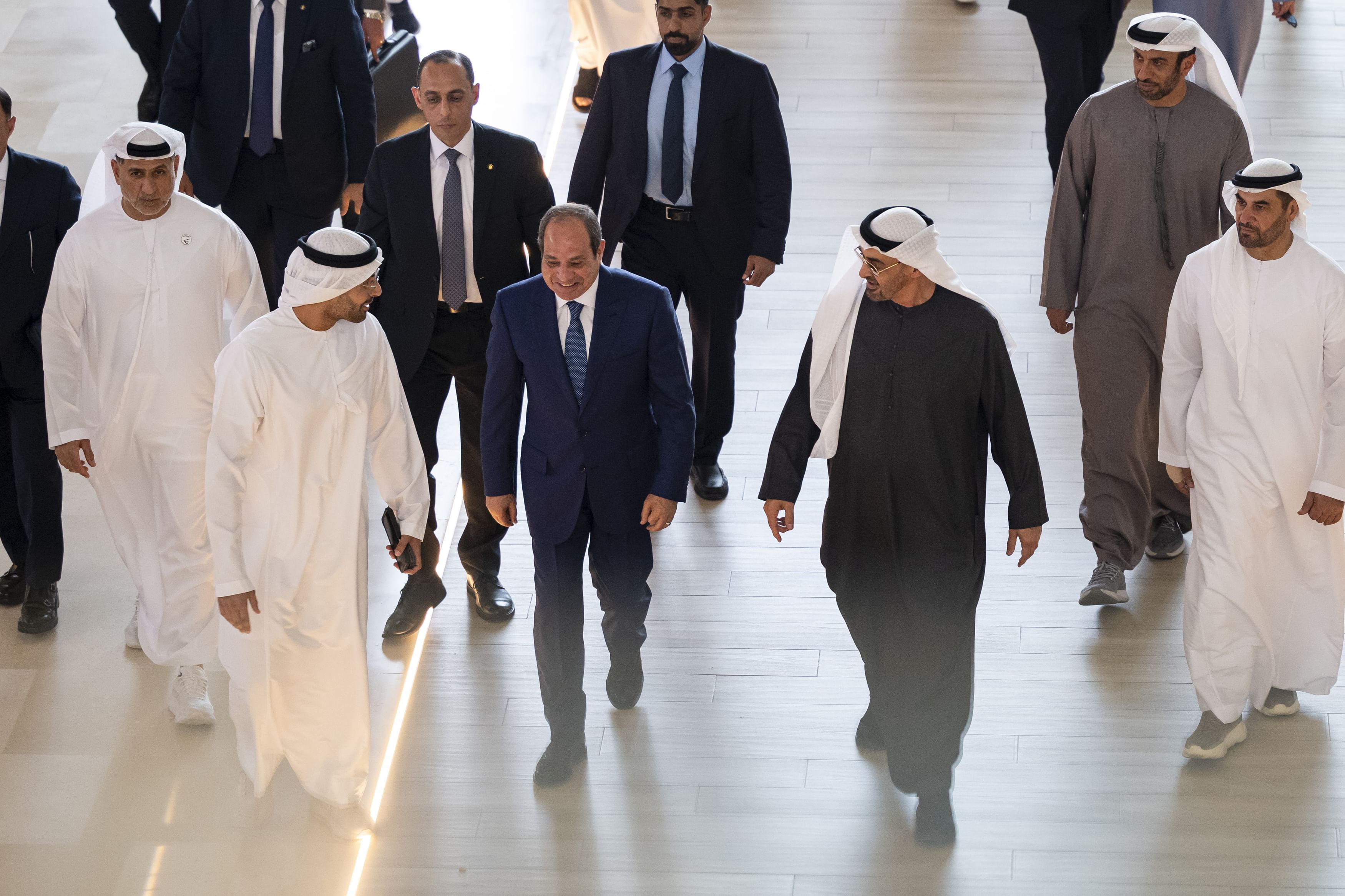 الرئيس المصري عبدالفتاح السيسي والرئيس الإماراتي محمد بن زايد آل نهيان، ويُصاحبهما الوفدان المصري والإماراتي (وام)