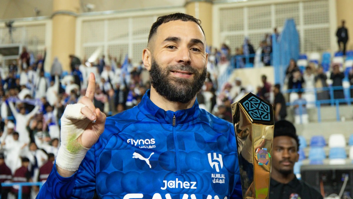 بنزيما مع جائزة رجل المباراة في مباراته الأولى بقميص الزعيم. (وكالات)