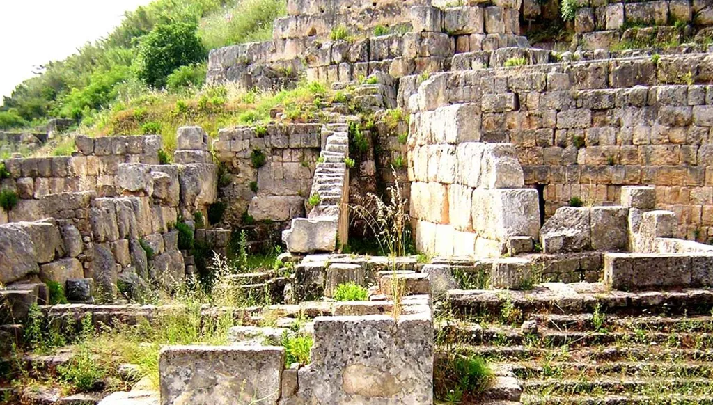 كارثة تراثية في جنوب لبنان: إسرائيل تدمر آثاراً وتجرف قرى عمرها قرون